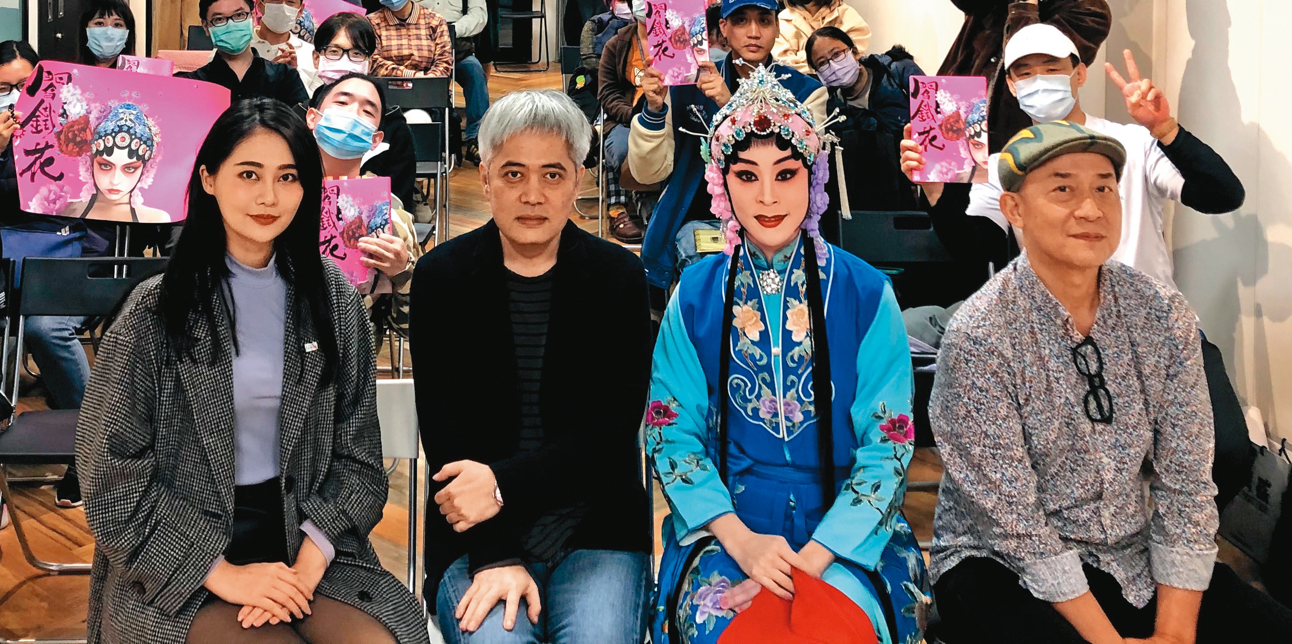 2021年，常勝（左二）攜手國光劇團團員劉珈后（右二）與多次cosplay成超級女英雄的立委賴品妤（左一），舉行《閻鐵花》跨界座談。右一為大辣出版總編輯黃健和。（大辣出版提供）