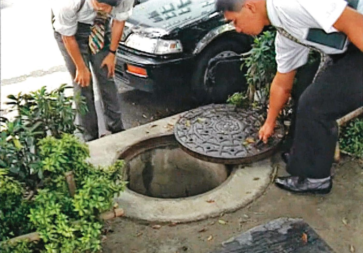 埋伏的警方等了許久沒動靜,才發現垃圾子車下方有一個人孔蓋。(東森新聞提供)