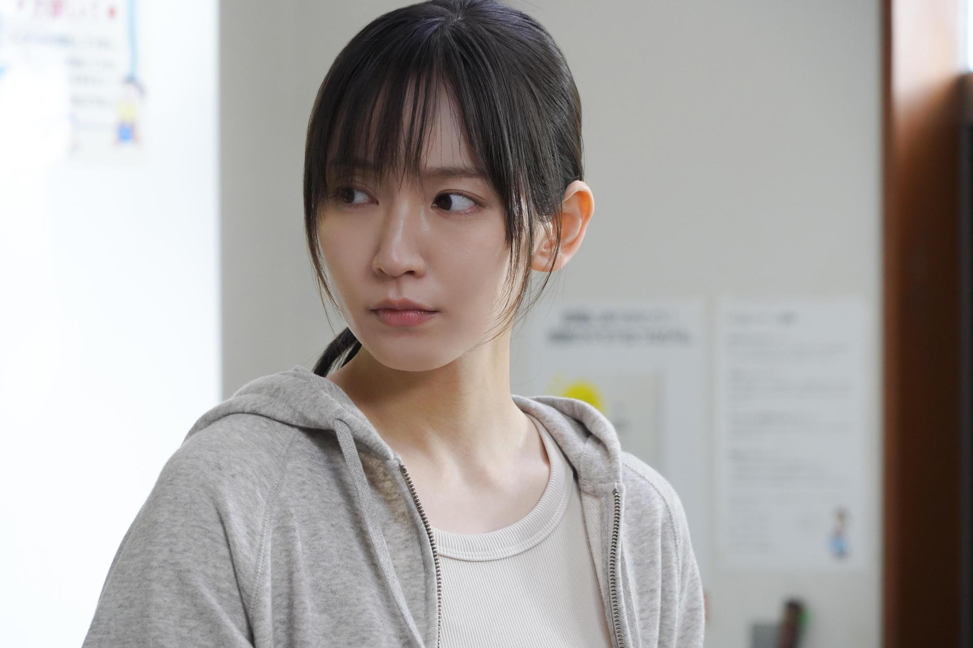 吉岡里帆在《噬亡村》中飾演柳樂優彌的老婆,這也是她首次與片山慎三導演合作。(Disney+提供)