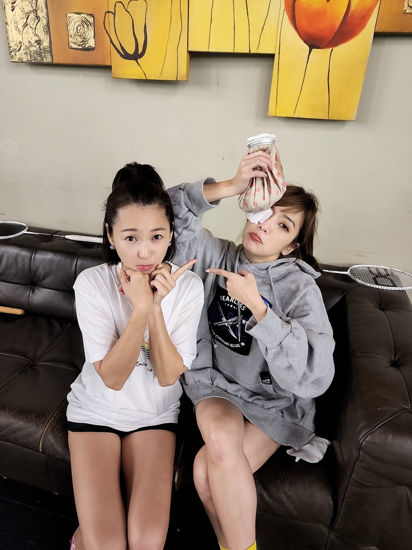 六月揮拍時不小心打中貝童彤。(傳軒媒體提供)