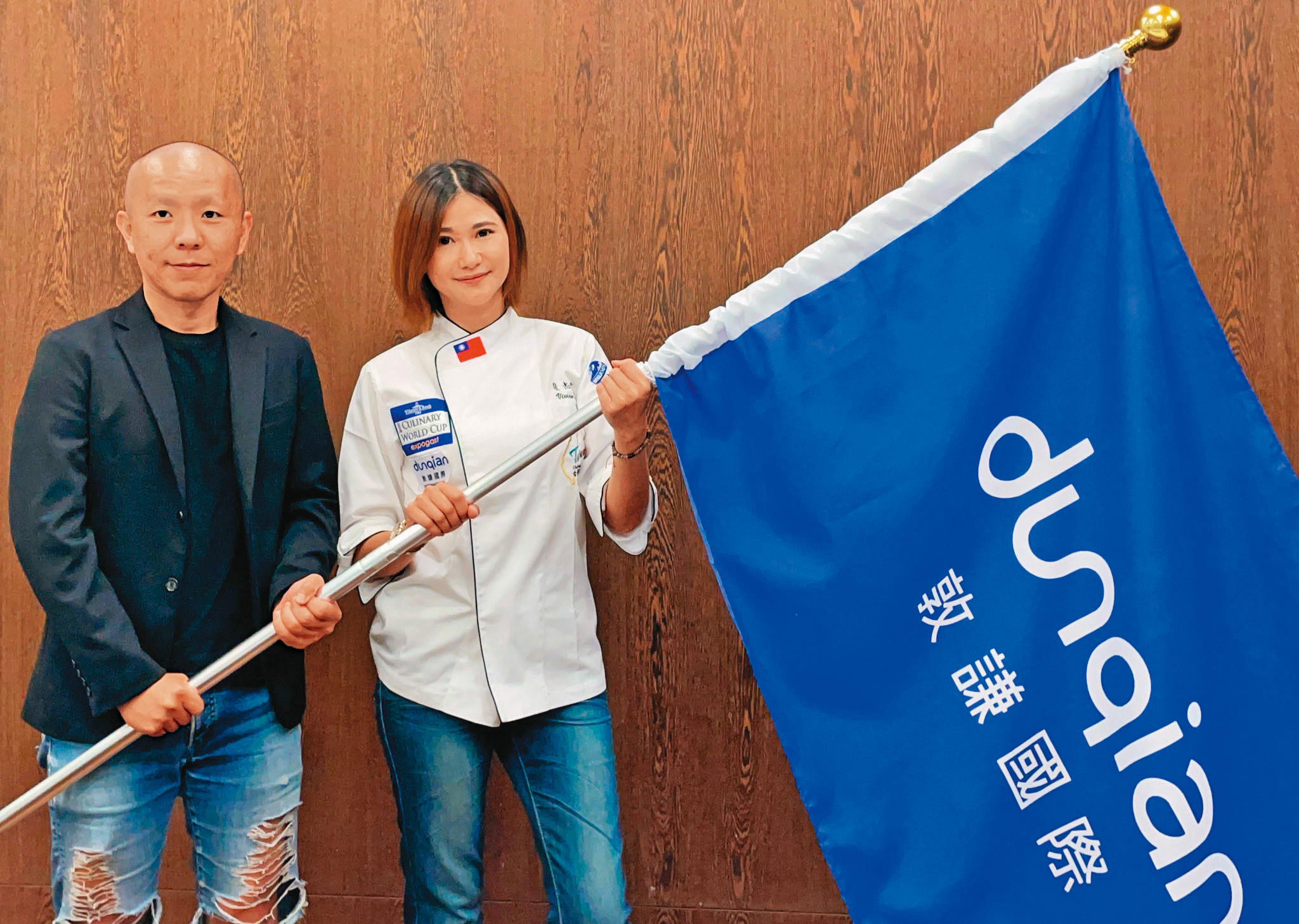 戴勝益兒子戴東杰（左）自創的雀客，2020年加入敦謙，讓該集團旅館數大增。右為敦謙力挺的世界廚藝金牌選手裴志偉。（翻攝敦謙國際臉書）