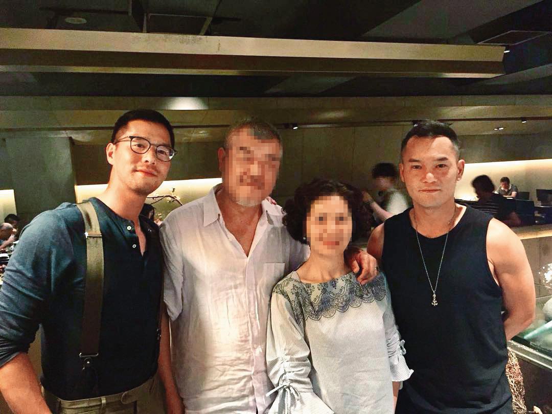 丁春誠(左一)的哥哥丁春霆(右一)也致力於藝術事業,曾與小禎傳出緋聞。(翻攝自丁春霆IG)