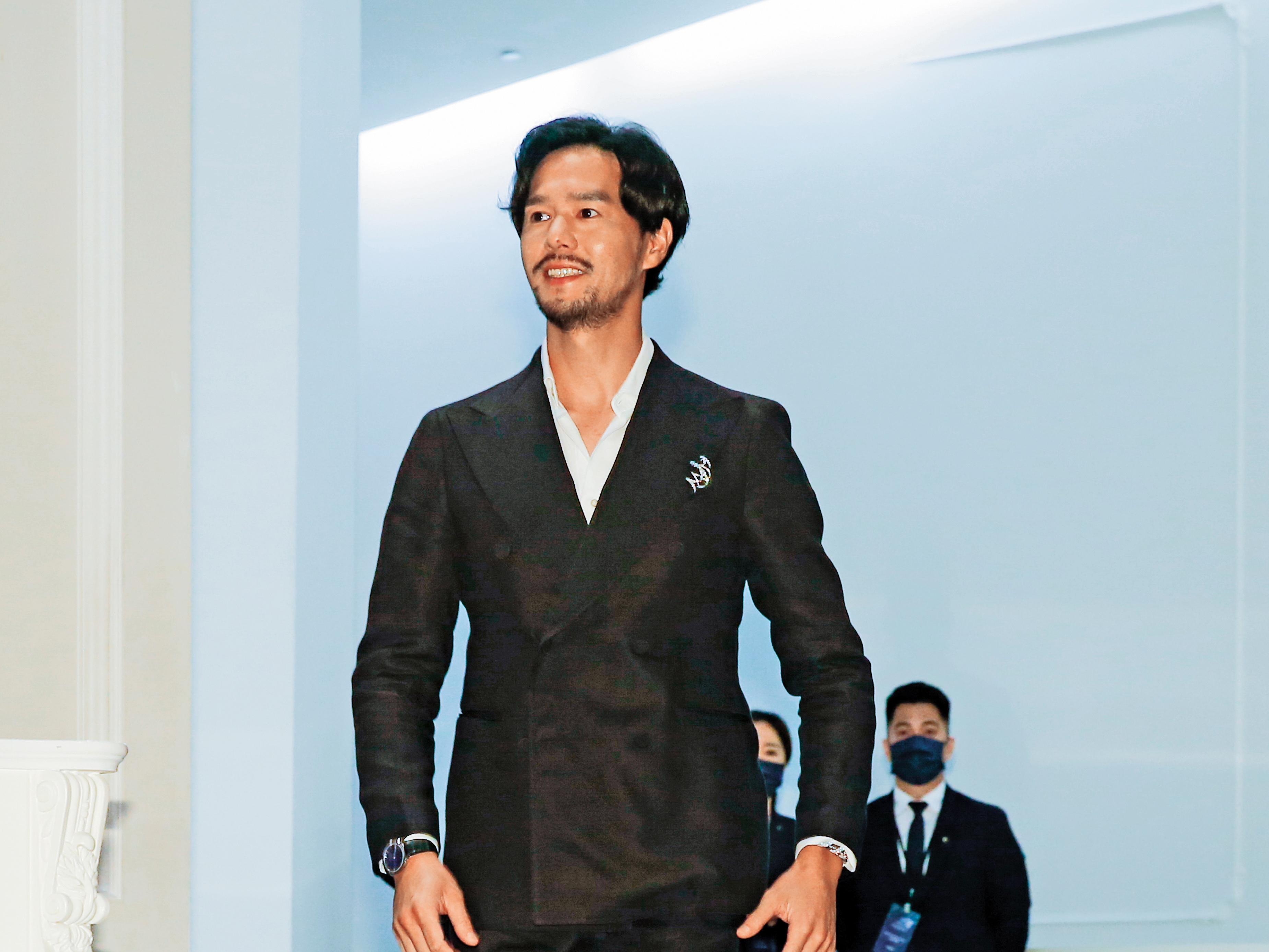 丁春誠近年轉型做策展人,近日作品爆出抄襲爭議。