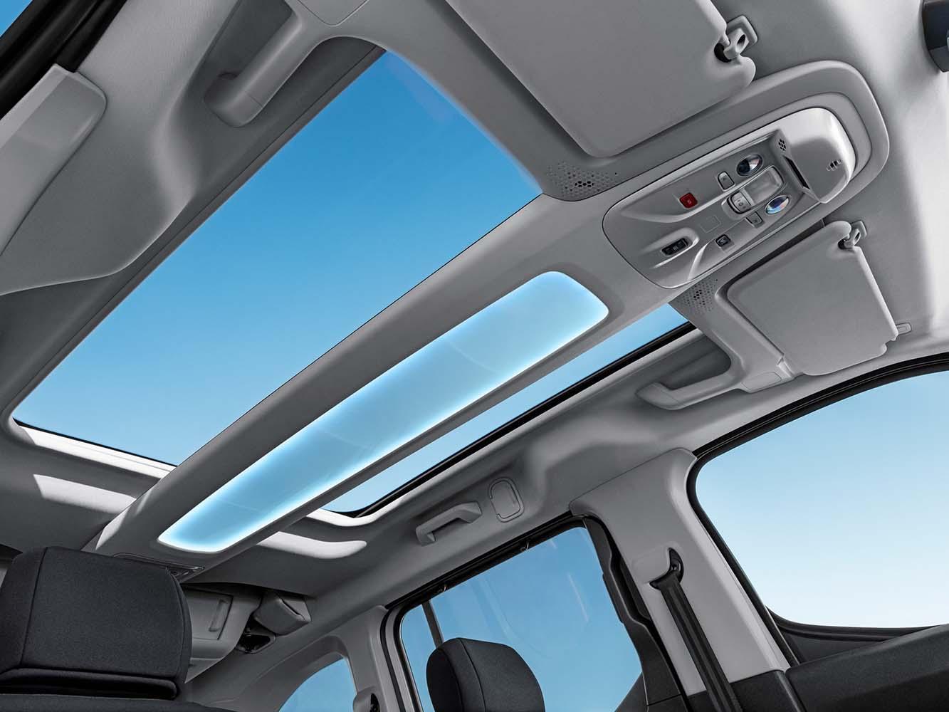 Modutop®全景式玻璃車頂，可讓自然光源灑落營造明亮車室。
