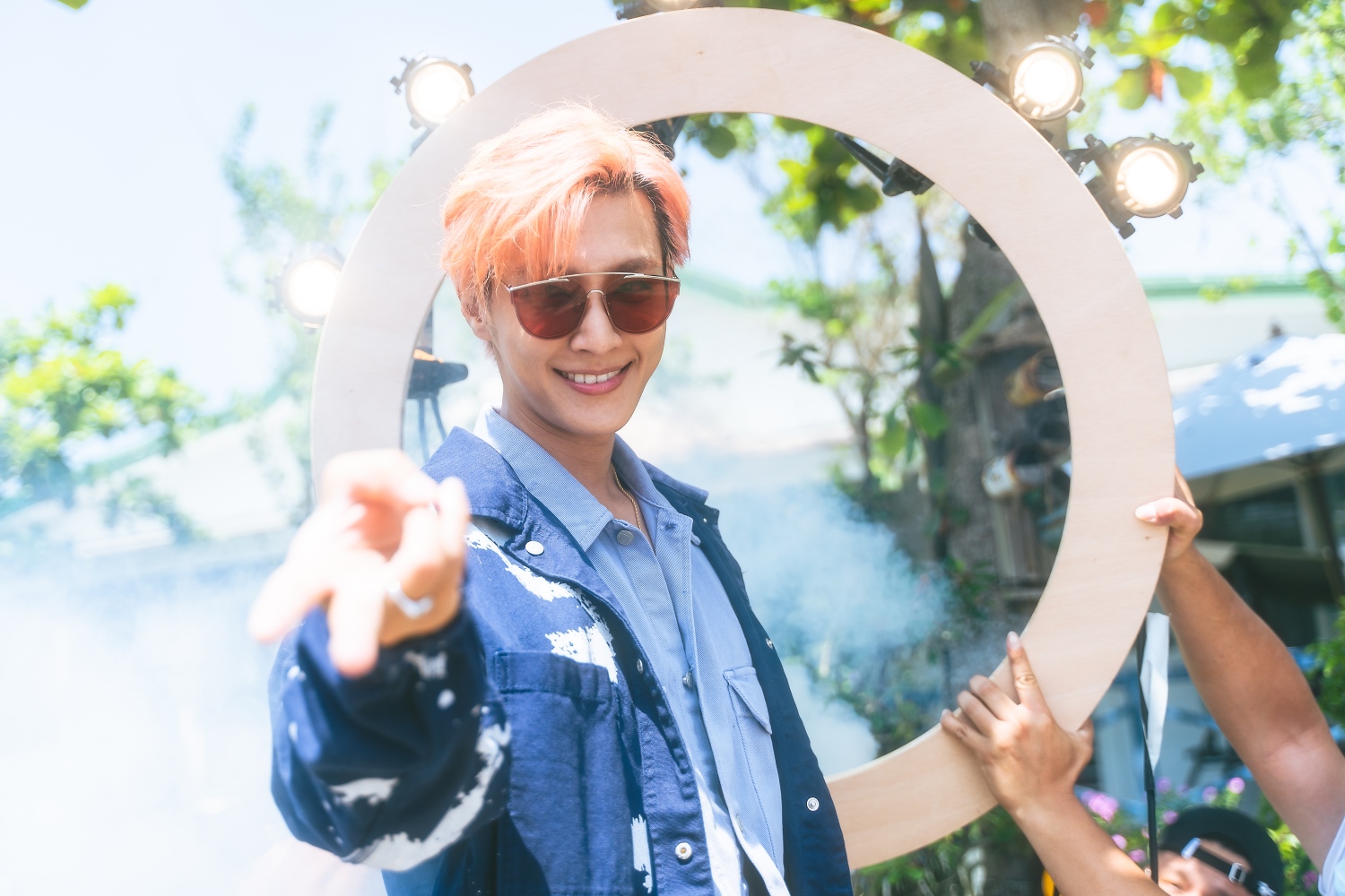 炎亞綸加盟電影《我的婆婆怎麼把OO搞丟了》飾演大明星，沒想到戲裡卻遇到最害怕的蟑螂。（威視）