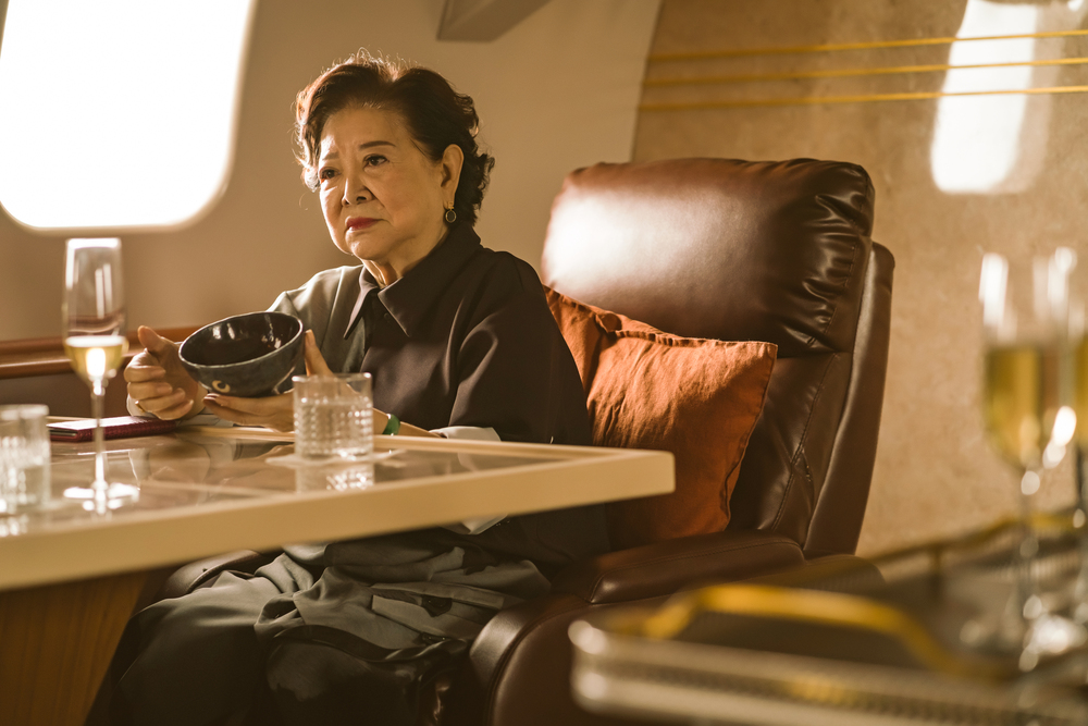 甩掉過往悲情阿嬤的形象，陳淑芳從《孤味》的餐廳老闆娘升格國際企業CEO，氣場全開甚有架勢。（双喜）