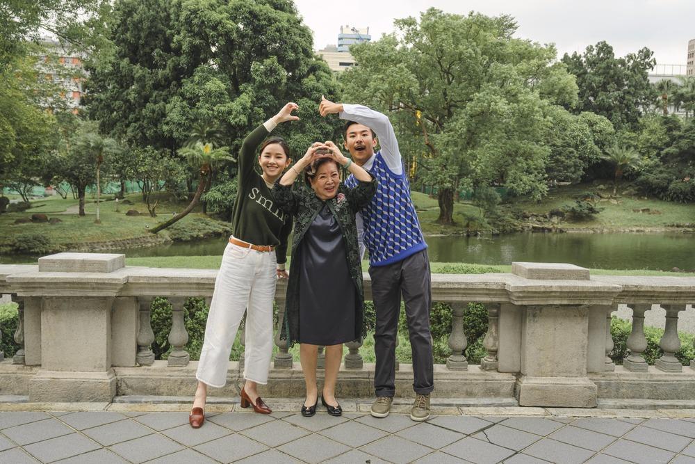 盧以恩(左起)、陳淑芳、屁孩特別在美國眾議院議長裴洛西於台北賓館留影的地方拍照。(双喜)