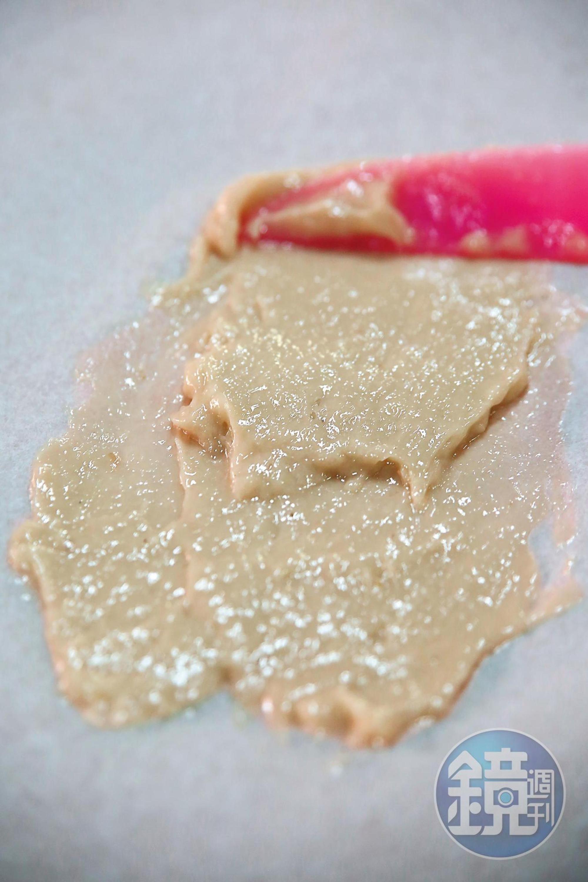 在觀光工廠體驗自己製作鱈魚香絲。