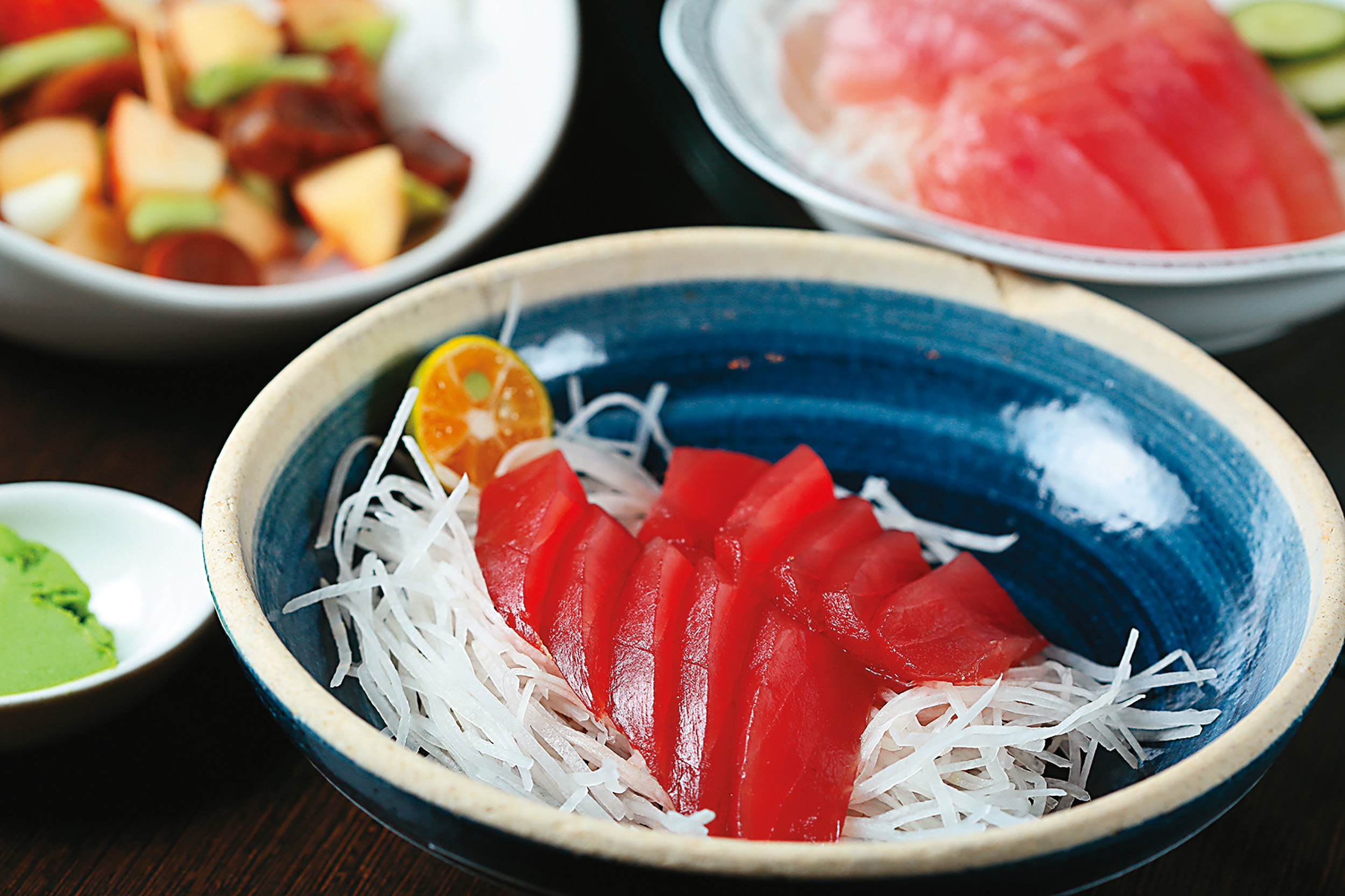 鮪魚、旗魚生魚片是許多人來東港必吃的料理。（4,000元桌菜菜色）