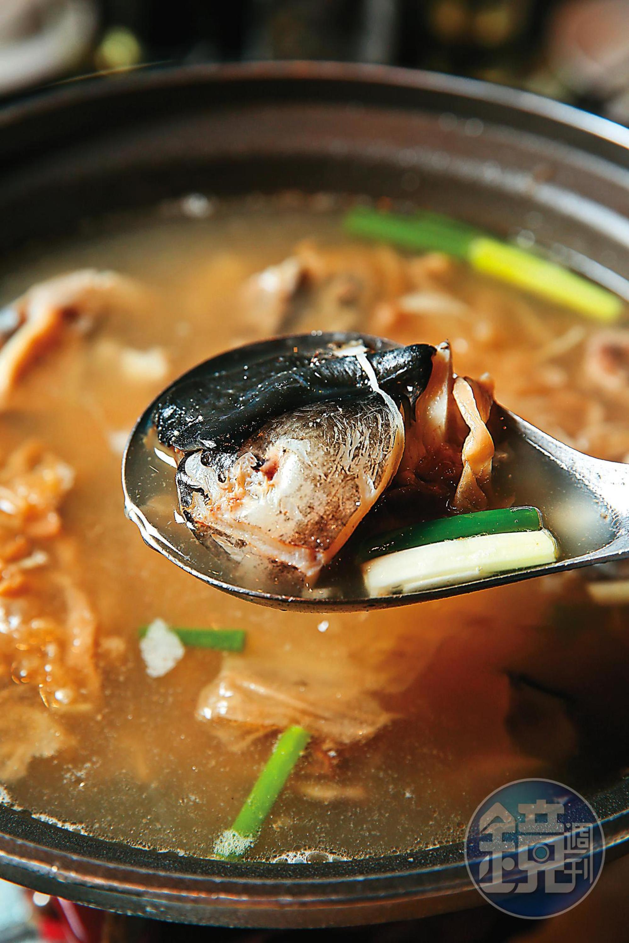以黑鮪魚骨熬製的「頭骨鍋」，充滿濃濃海味。（4,000元桌菜菜色）