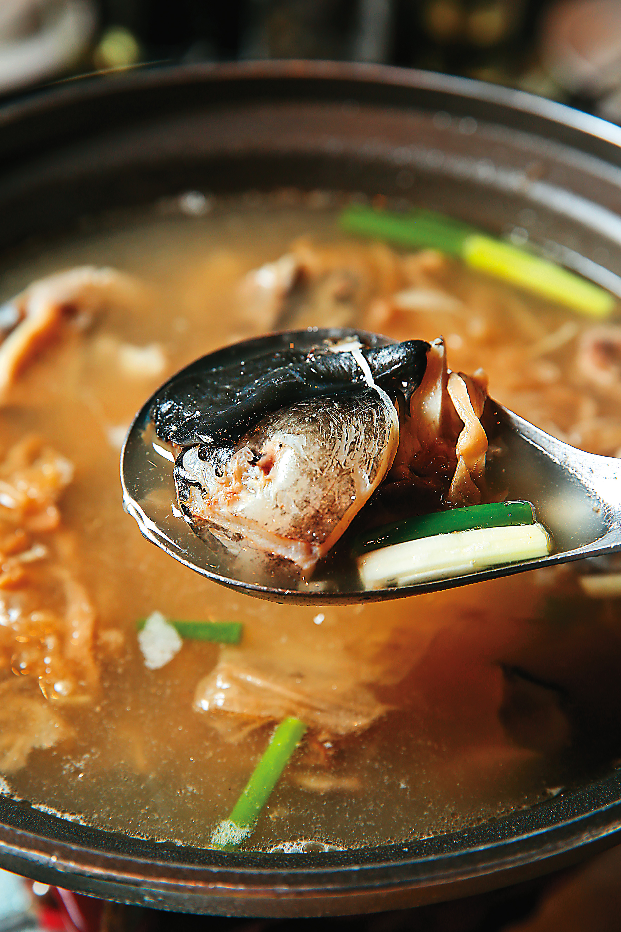 以黑鮪魚骨熬製的「頭骨鍋」，充滿濃濃海味。（4,000元桌菜菜色）