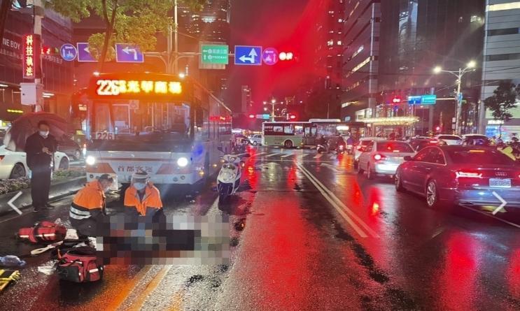 台北市信義區今天晚間7點多左右，發生一起公車撞行人事故。（翻攝自記者爆料網）