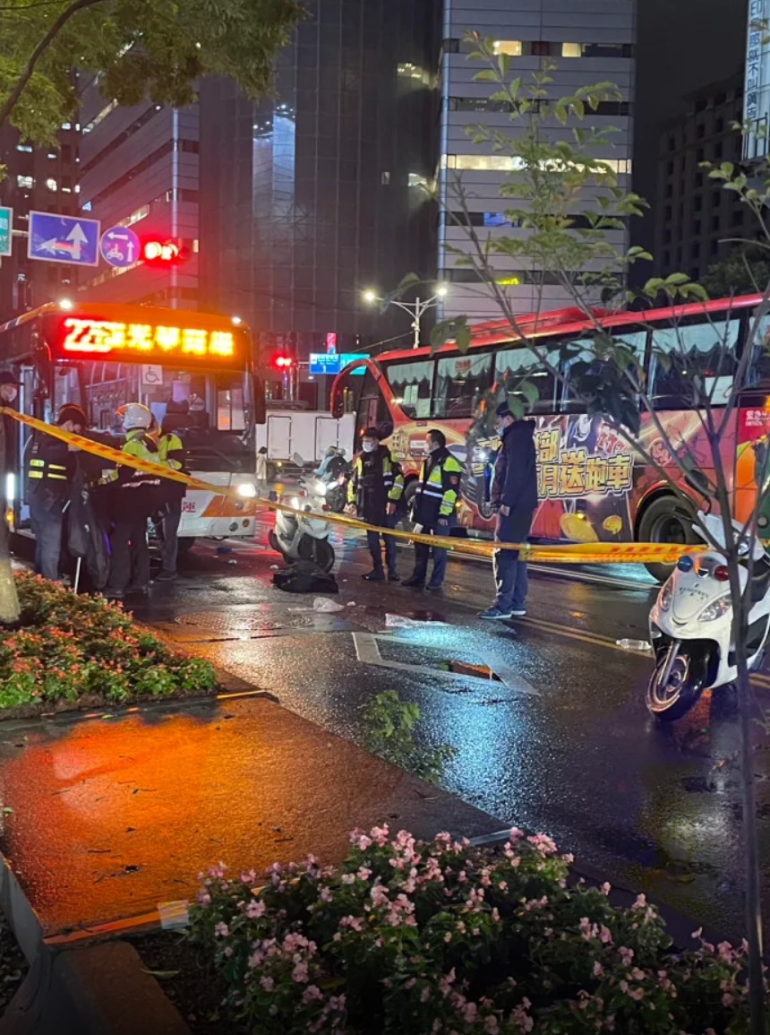 台北市信義區今天晚間7點多左右,發生一起公車撞行人事故。(翻攝自記者爆料網)