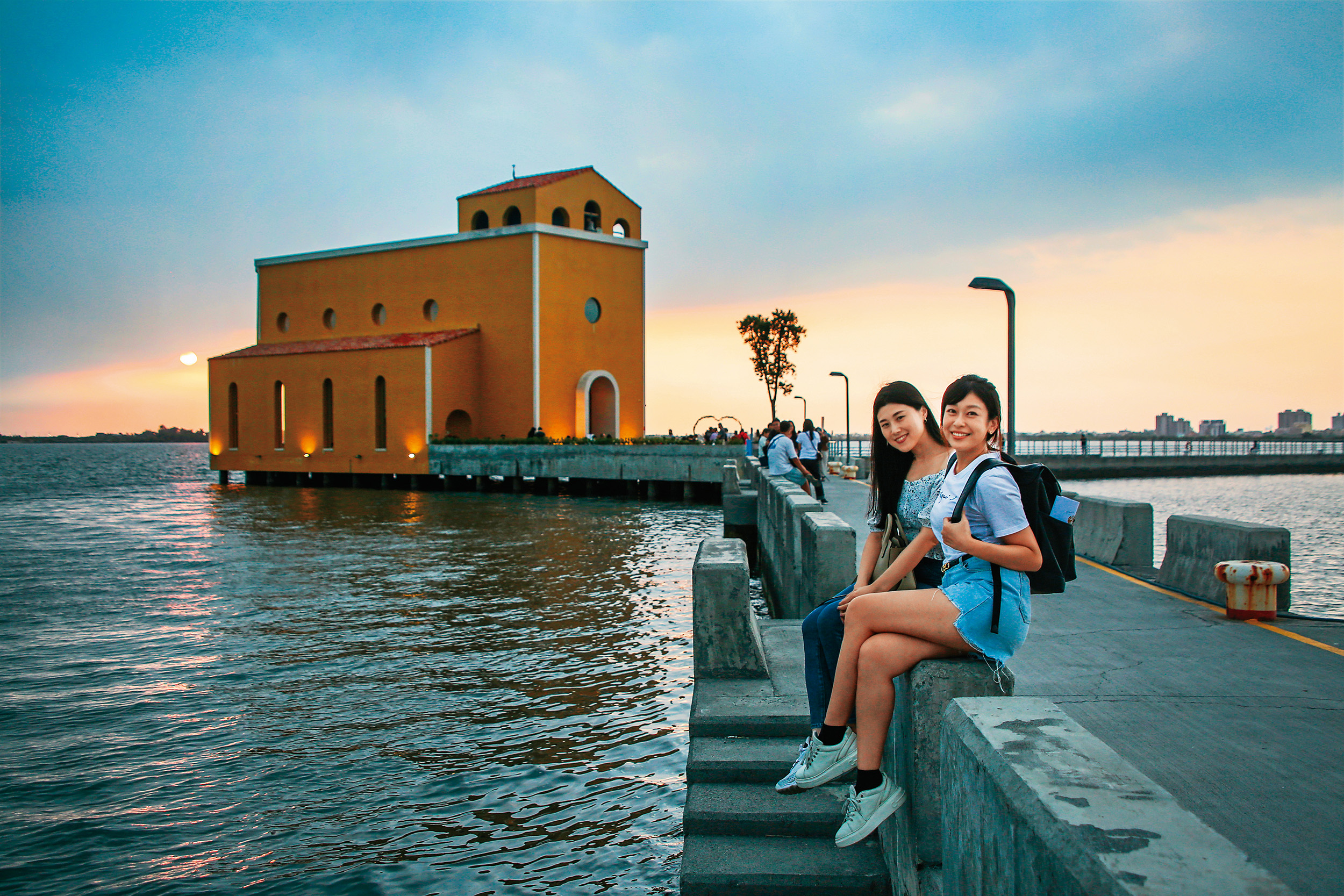 鵝黃色的海上教堂咖啡，以一條約300公尺的長堤連接陸地，給人遺世獨立的感覺。