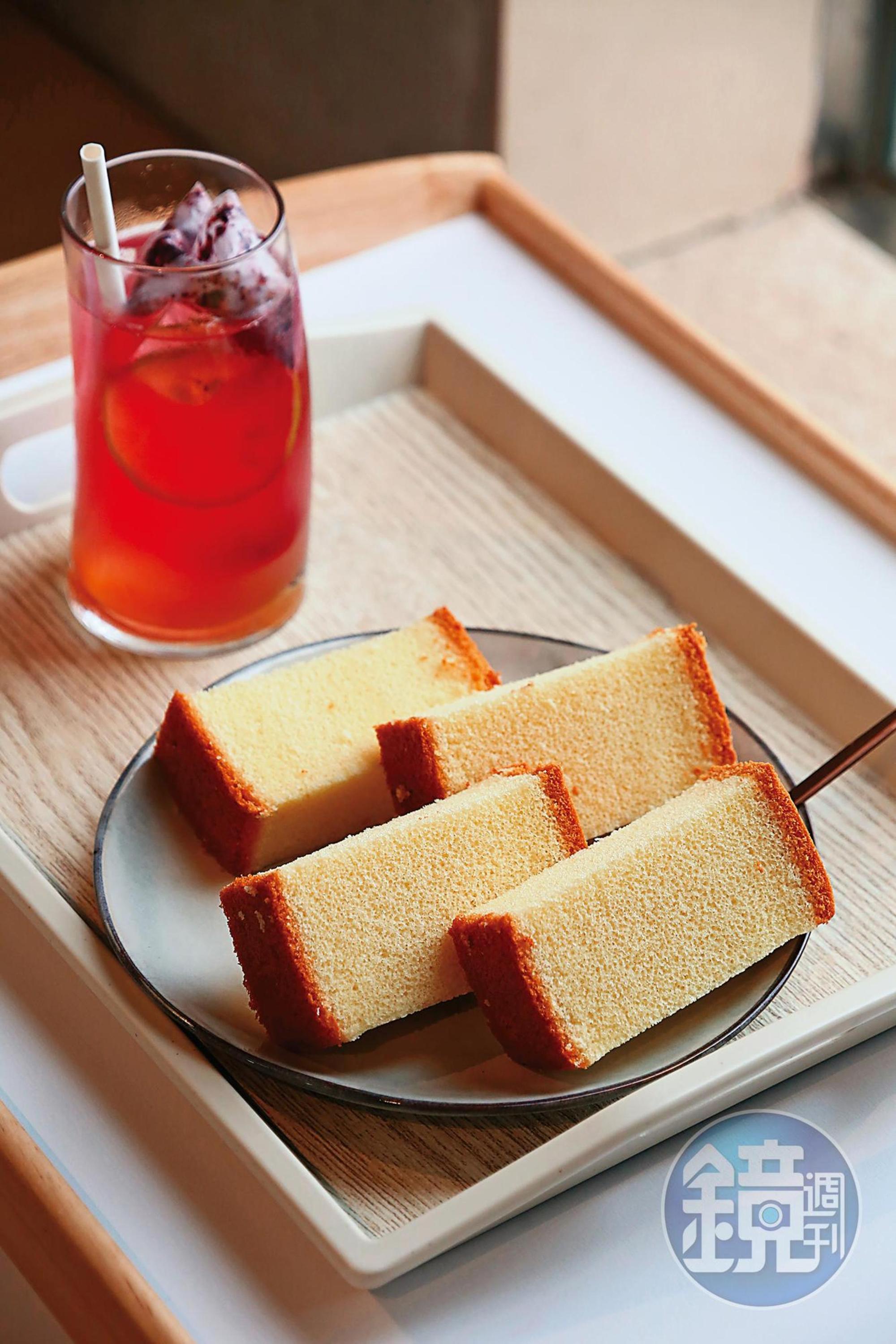「厚蜂蜜蛋糕」(前,100元/份)與氣泡飲「水蜜桃公主」(後,150元/杯),是最受歡迎的人氣組合。