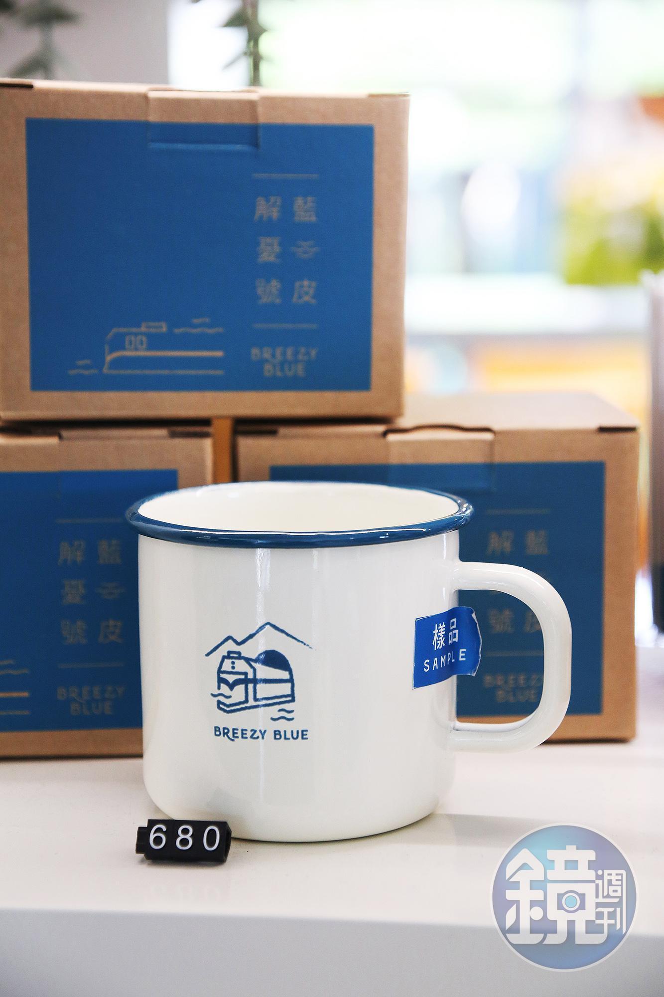 有手繪上藍皮火車的琺瑯杯是相當受歡迎的禮品。（680元／個）