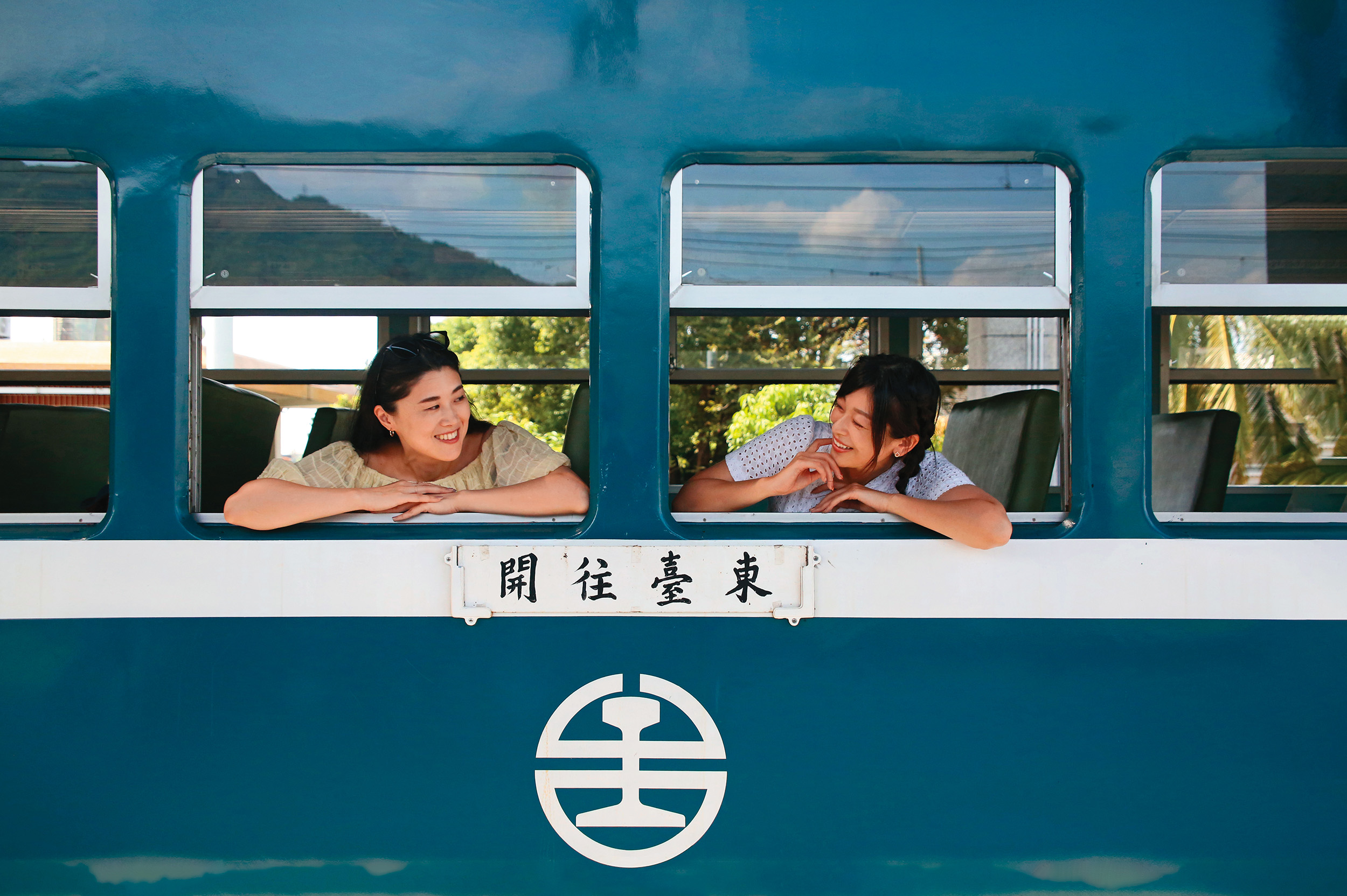 重新整裝修復的「藍皮解憂號觀光列車」，洋溢著復古懷舊風情。