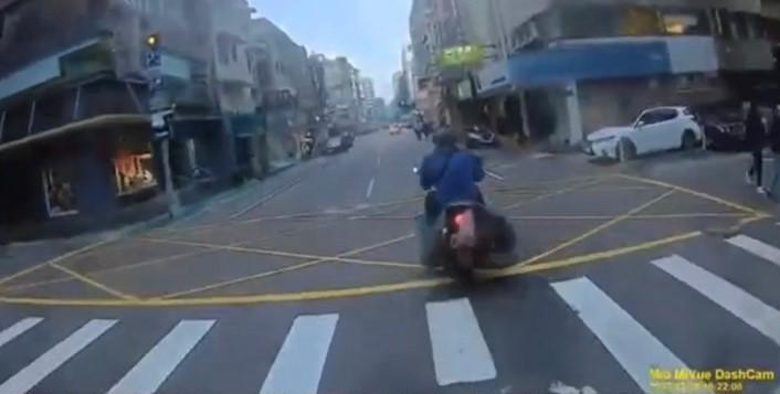 正義哥一路尾隨該名機車大叔,一度表示要報警,大叔則加速鑽巷弄欲逃逸。(翻攝畫面)