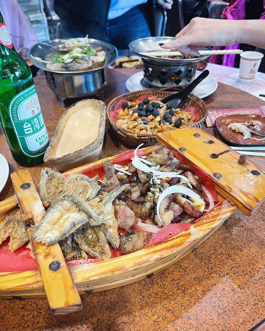 劉思慕一夥人吃熱炒配台啤。(翻攝simuliu IG)