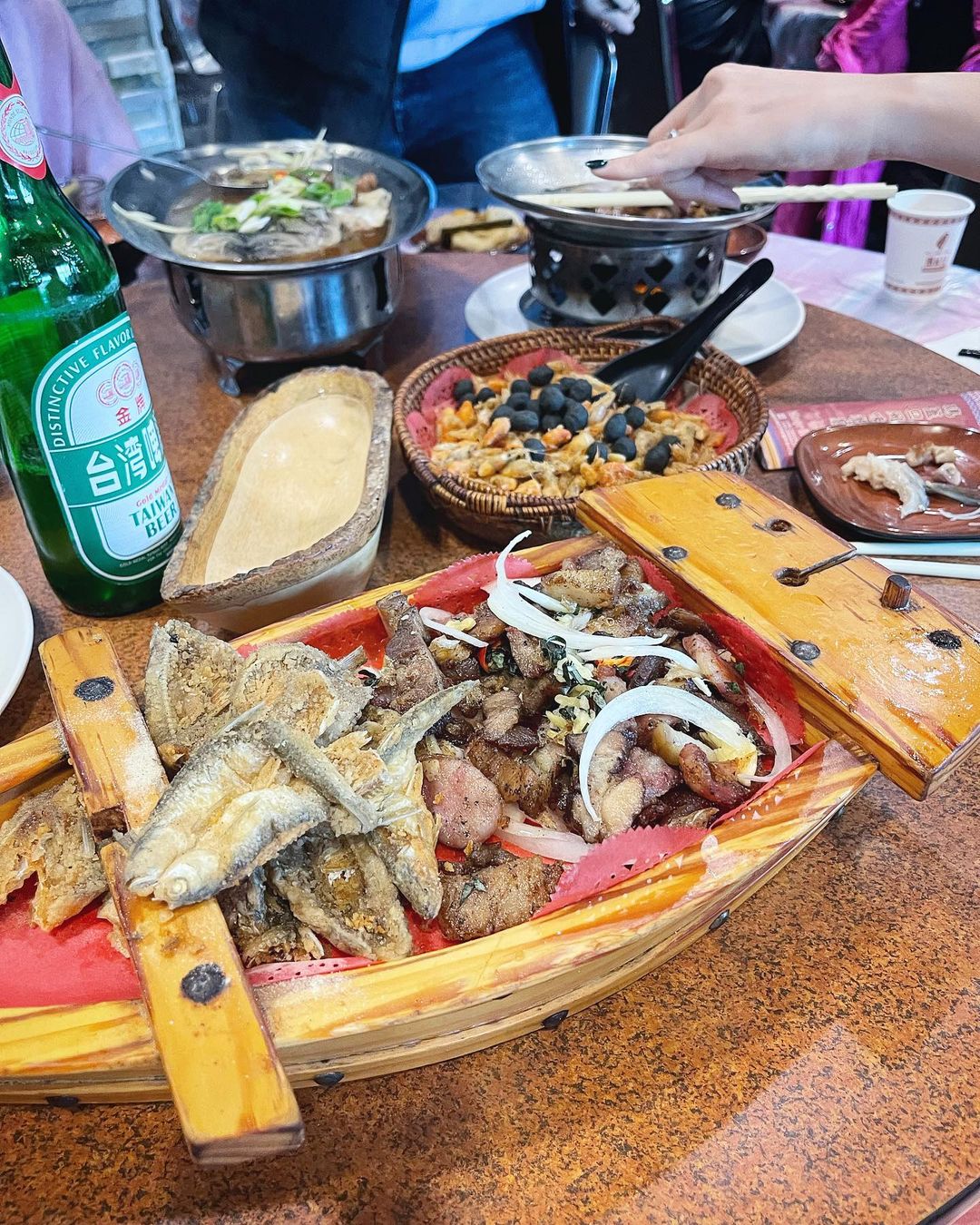 劉思慕一夥人吃熱炒配台啤。(翻攝simuliu IG)
