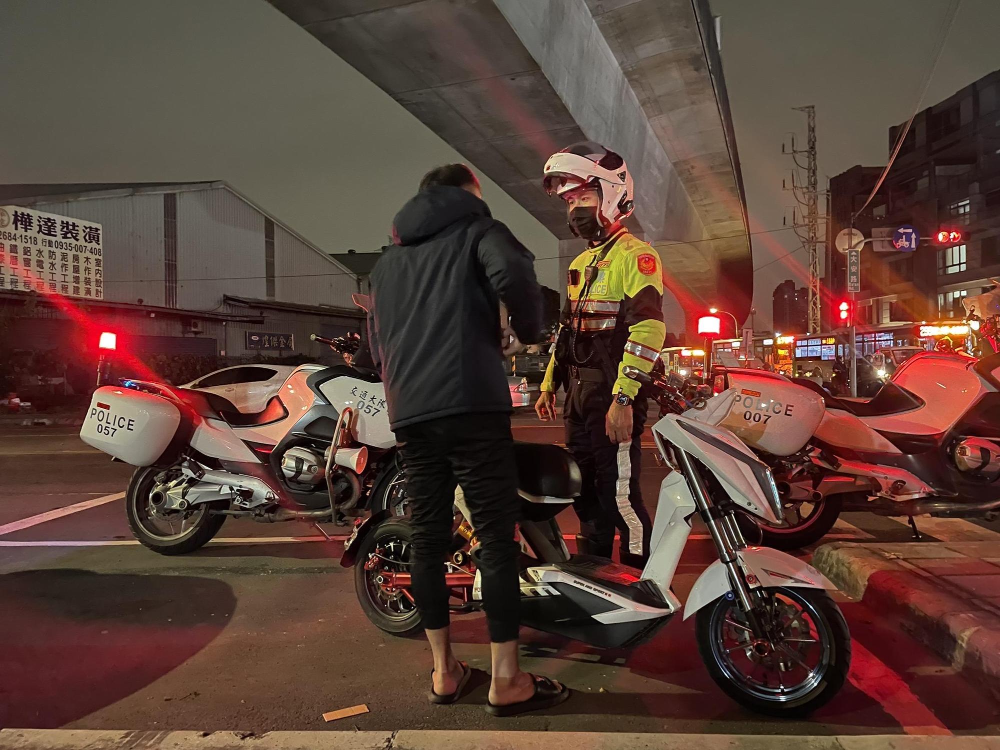 行人的交通違規罰鍰，因繳費管道稀少，常遭民眾反映不便民。（警方提供）
