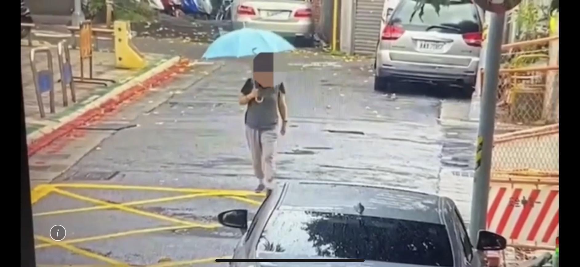 印尼籍女子在超市偷傘後，刻意繞路行走但行蹤全被監視器錄下。（翻攝畫面）
