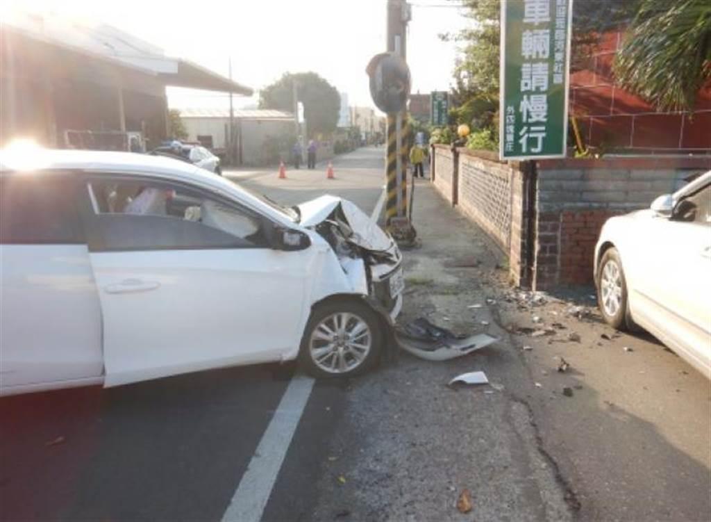 彰化發生一起離奇自撞車禍,副駕駛頭部重擊車頂傷重不治。(民眾提供)