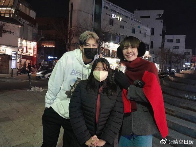 泰星Boun(左)和Earth(右)在首爾街頭與粉絲大方合照,對比其他兩人包得緊緊,Boun輕裝讓大家看得傻眼。(網路圖片)