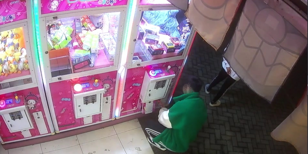 嫌犯用鐵橇撬開娃娃機檯零錢箱偷零錢。（警方提供）