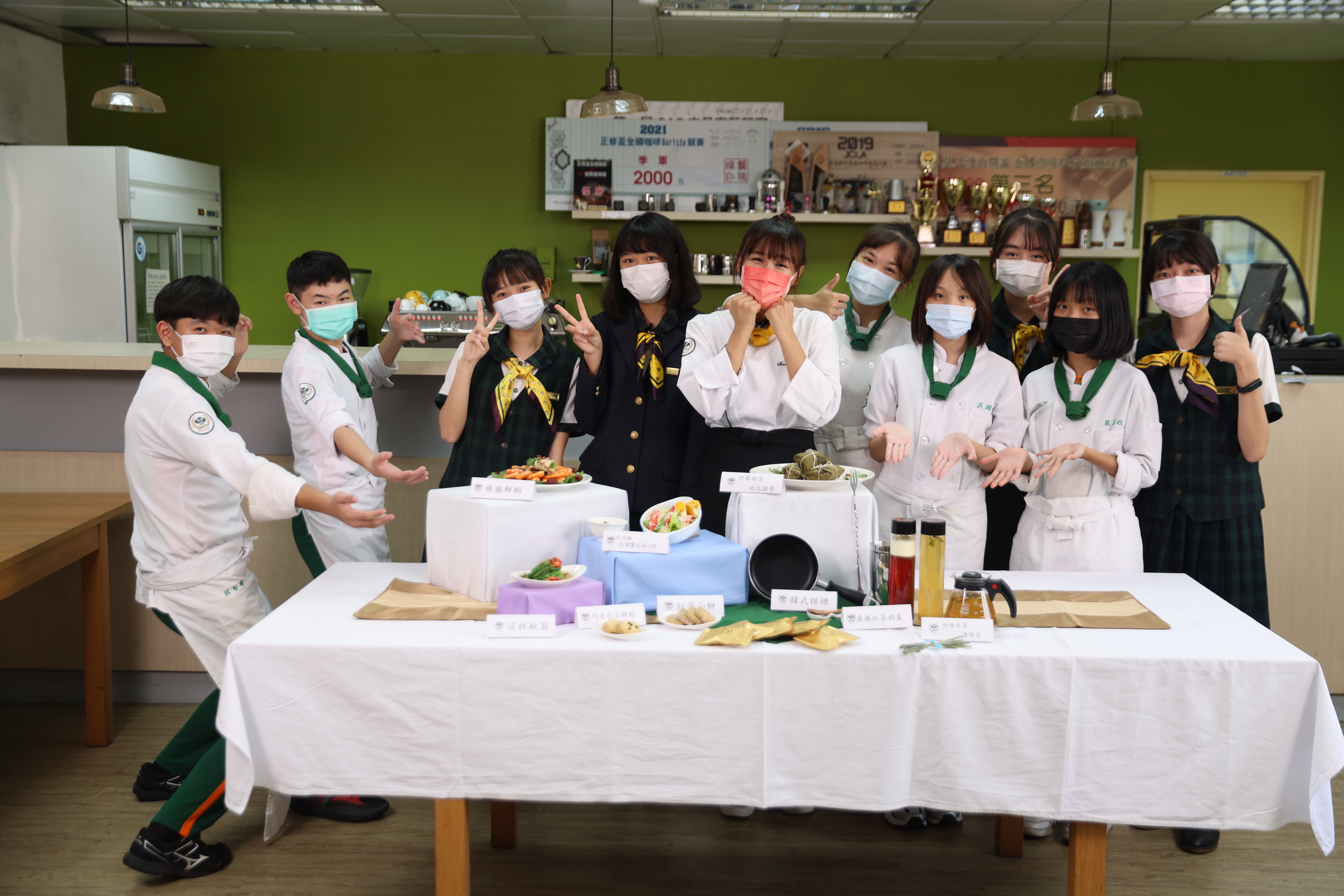 《台灣囡仔、讚！》中介紹高雄餐旅大學附屬餐旅高中的餐飲生活課程。（公視提供）