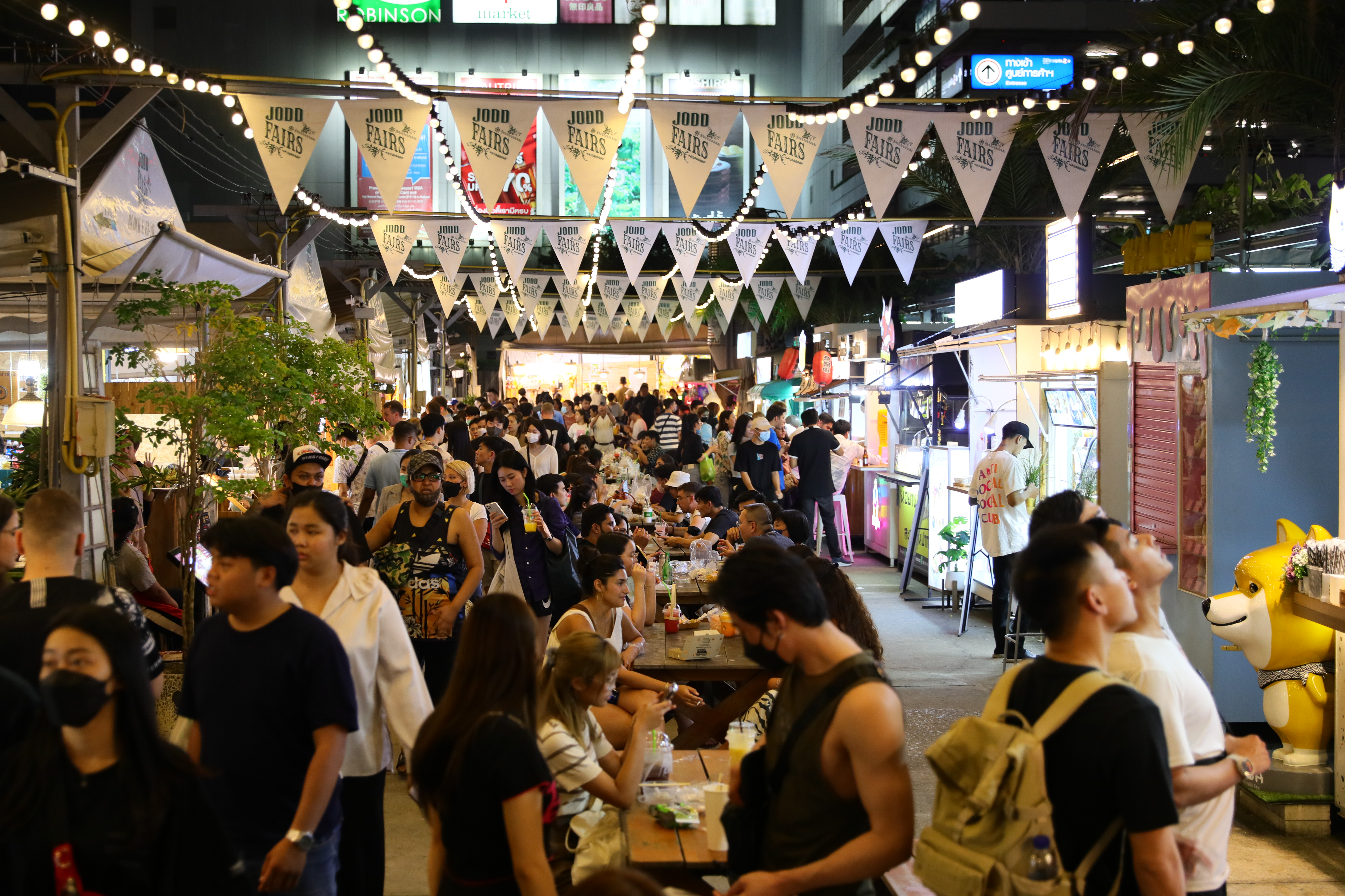 疫情期間拉差達夜市歇業後，JODD FAIRS於2021年11月重新開幕。