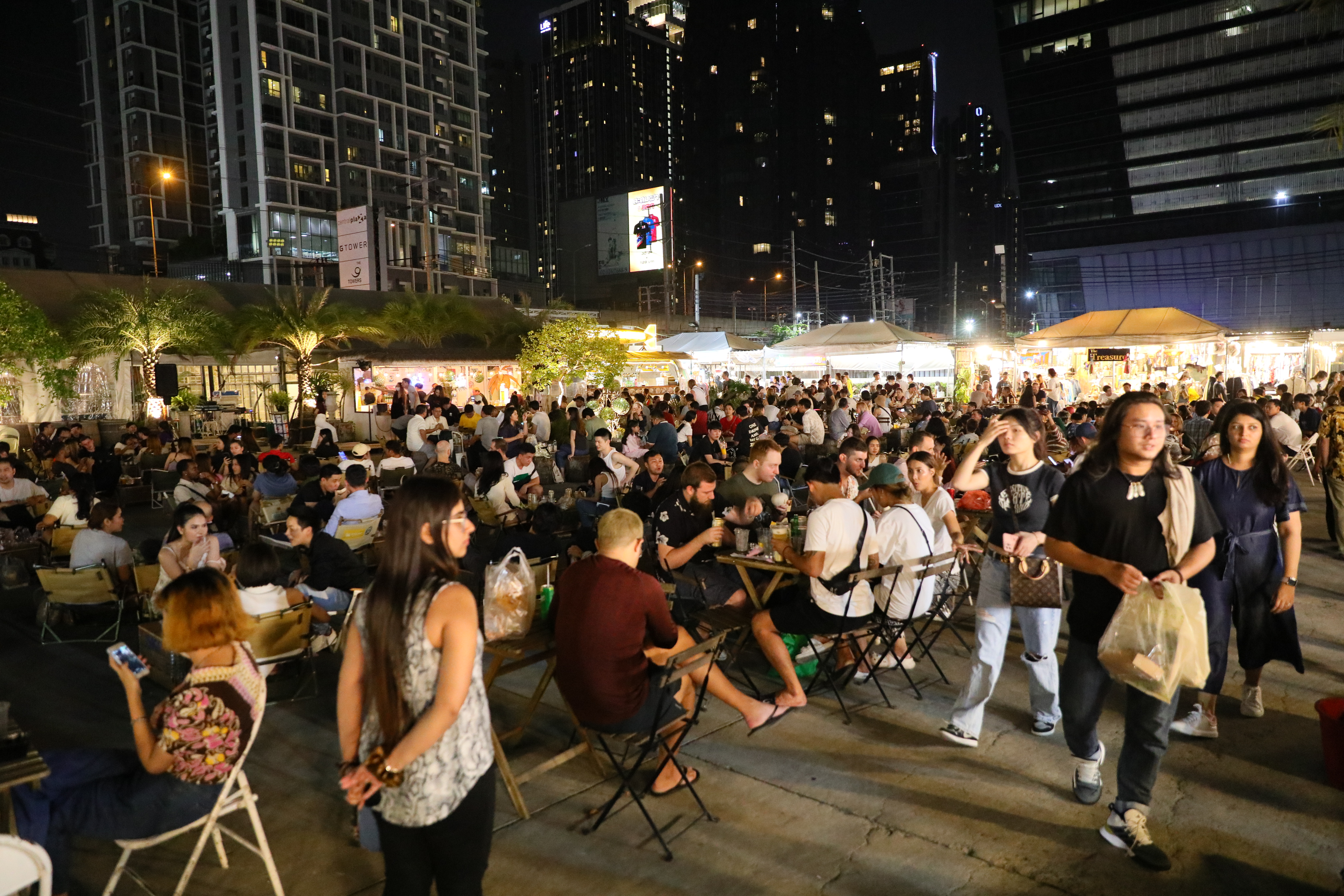 夜市規劃許多座位用餐區，可以一邊聽音樂一邊小酌吃美食。