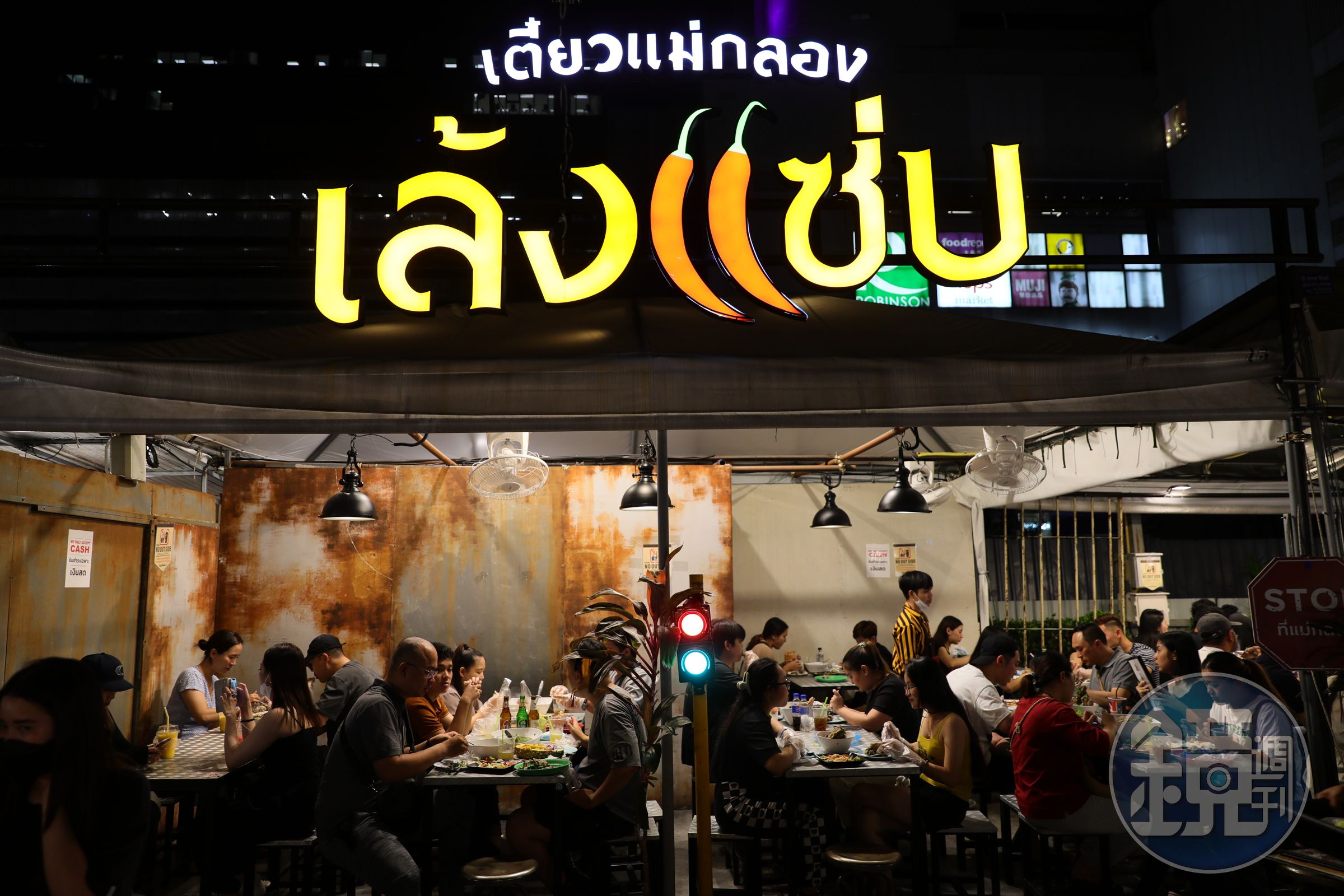 超人氣排隊美食火山排骨名店也進駐Jodd Fairs。