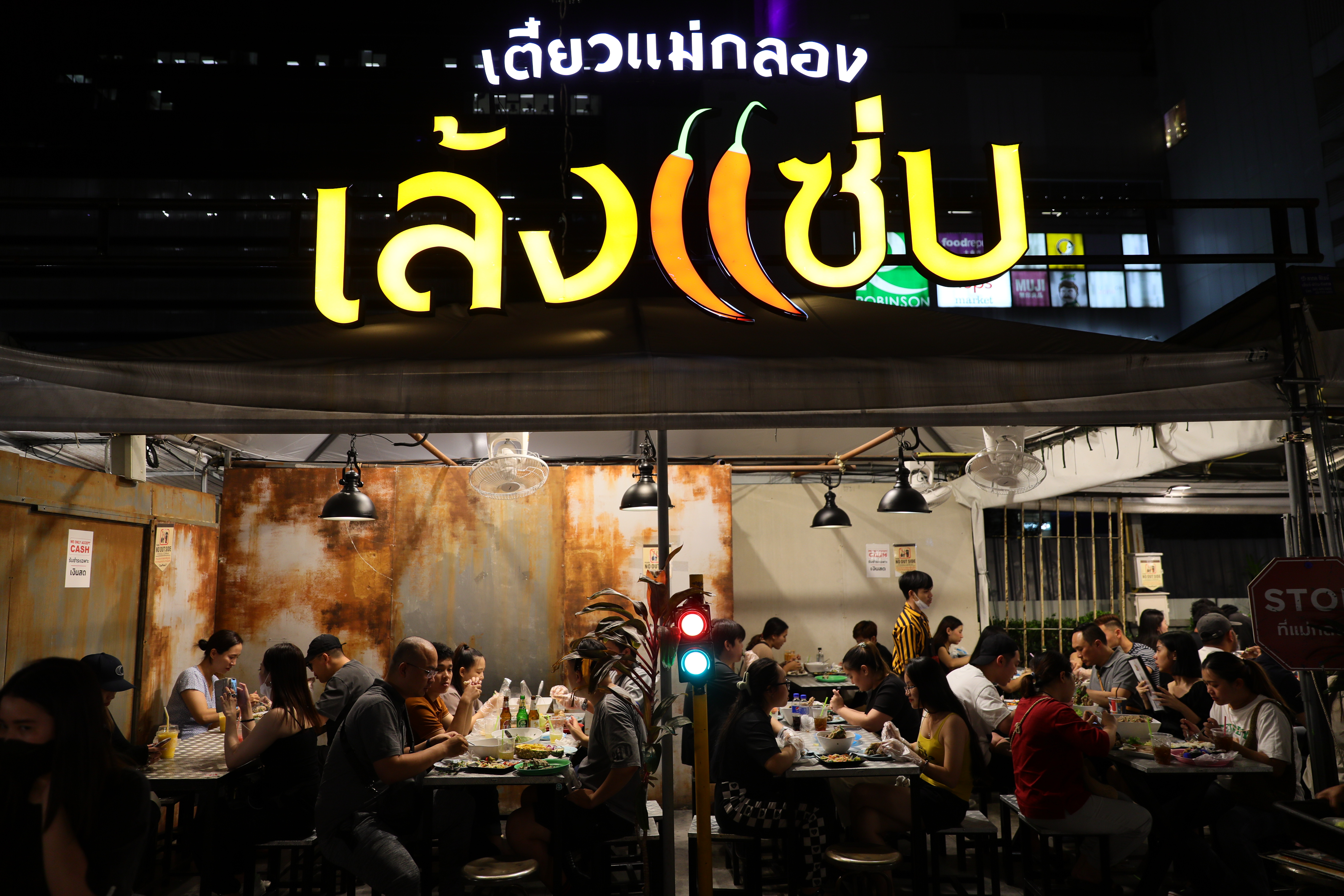 超人氣排隊美食火山排骨名店也進駐Jodd Fairs。
