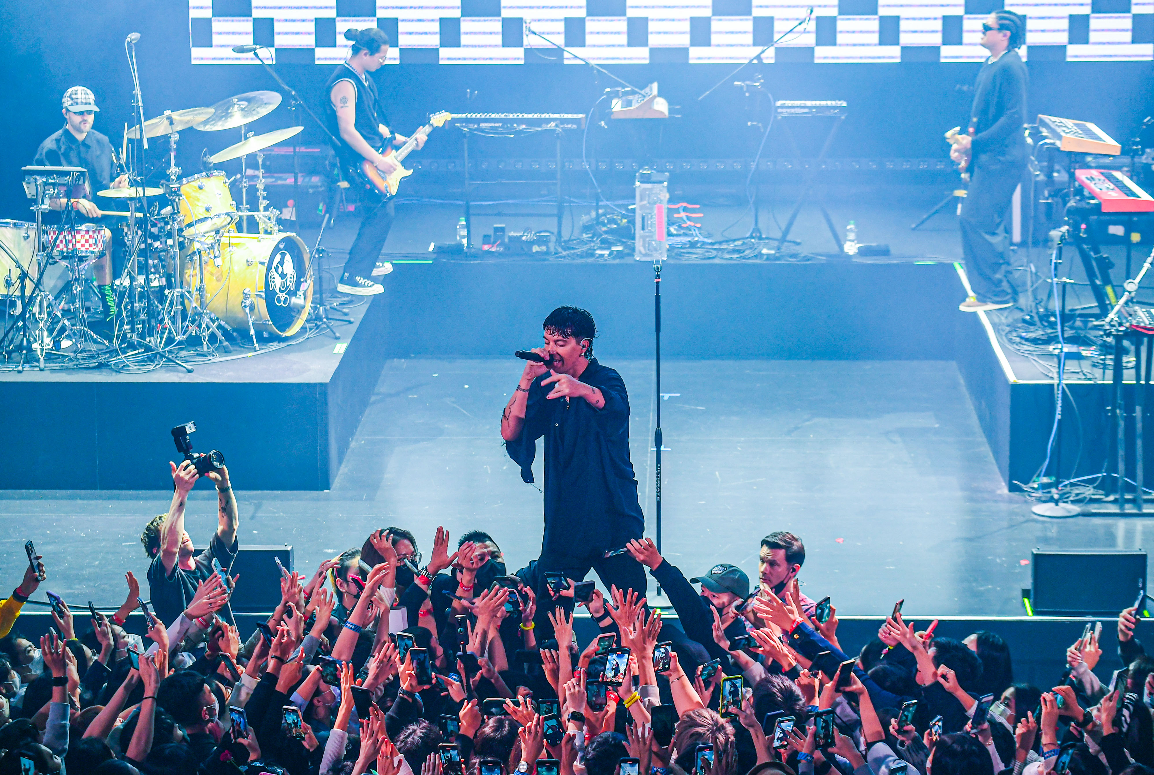 美國樂團「LANY」在Zepp New Taipei連唱兩天門票秒殺，主唱靠近觀眾席互動引來熱烈簇擁。（Live Nation Taiwan提供）