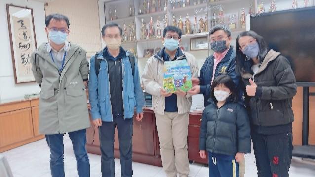 左一：中山國小教務林西南主任 中間：中山國小校長 翁明達校長