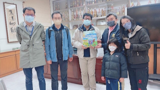 左一:中山國小教務林西南主任 中間:中山國小校長 翁明達校長