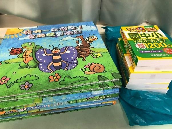 羅所長捐贈的英語繪本與單字學習書籍