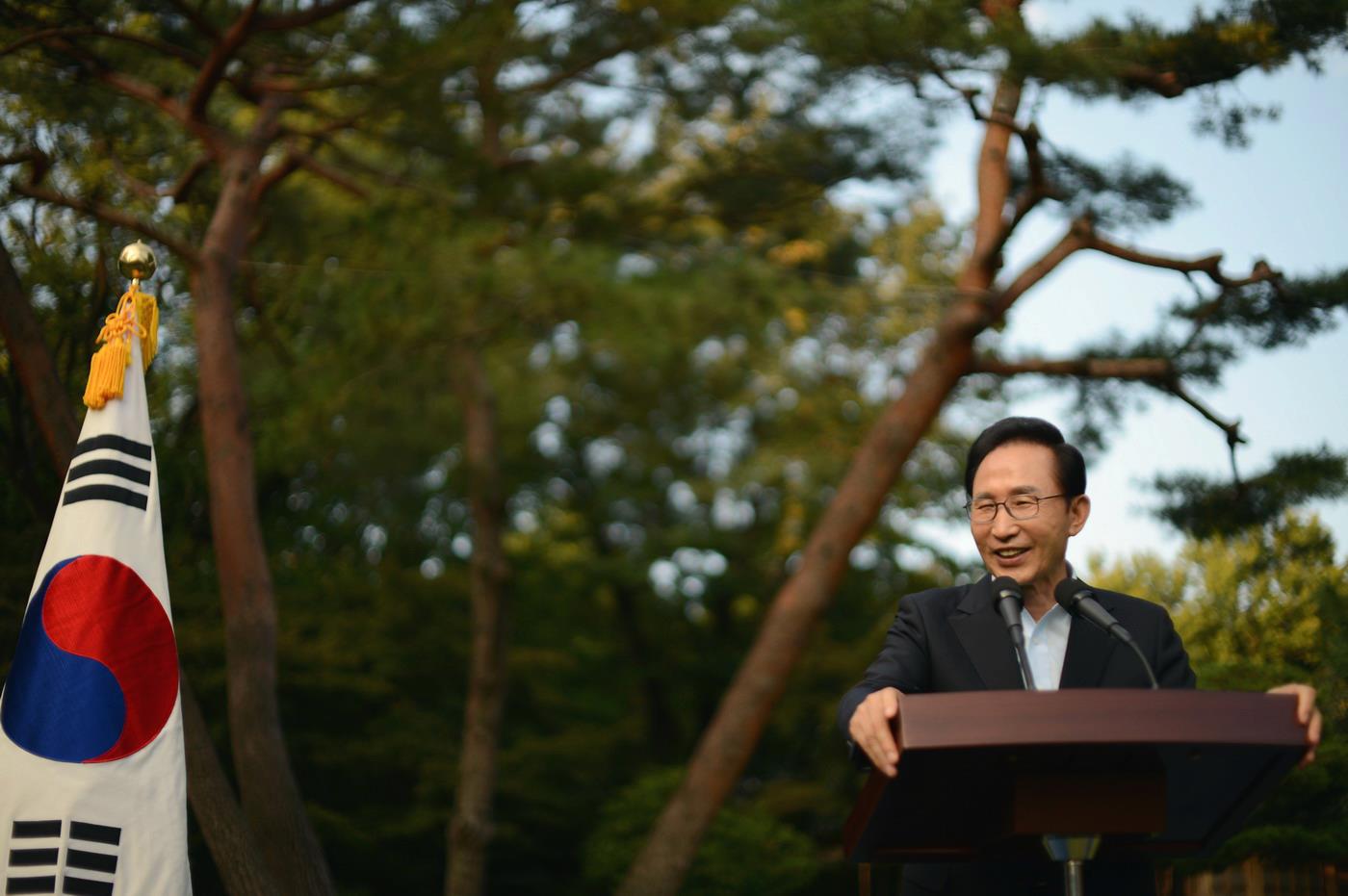 南韓前總統李明博涉收賄、貪汙等罪行，獲特赦後今返家。（翻攝自李明博臉書）