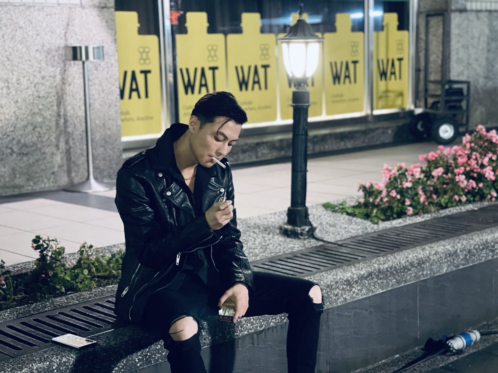 菸酒不沾的王子為了拍戲，開拍前1個月就開始練習怎樣抽菸。（喜鵲娛樂）