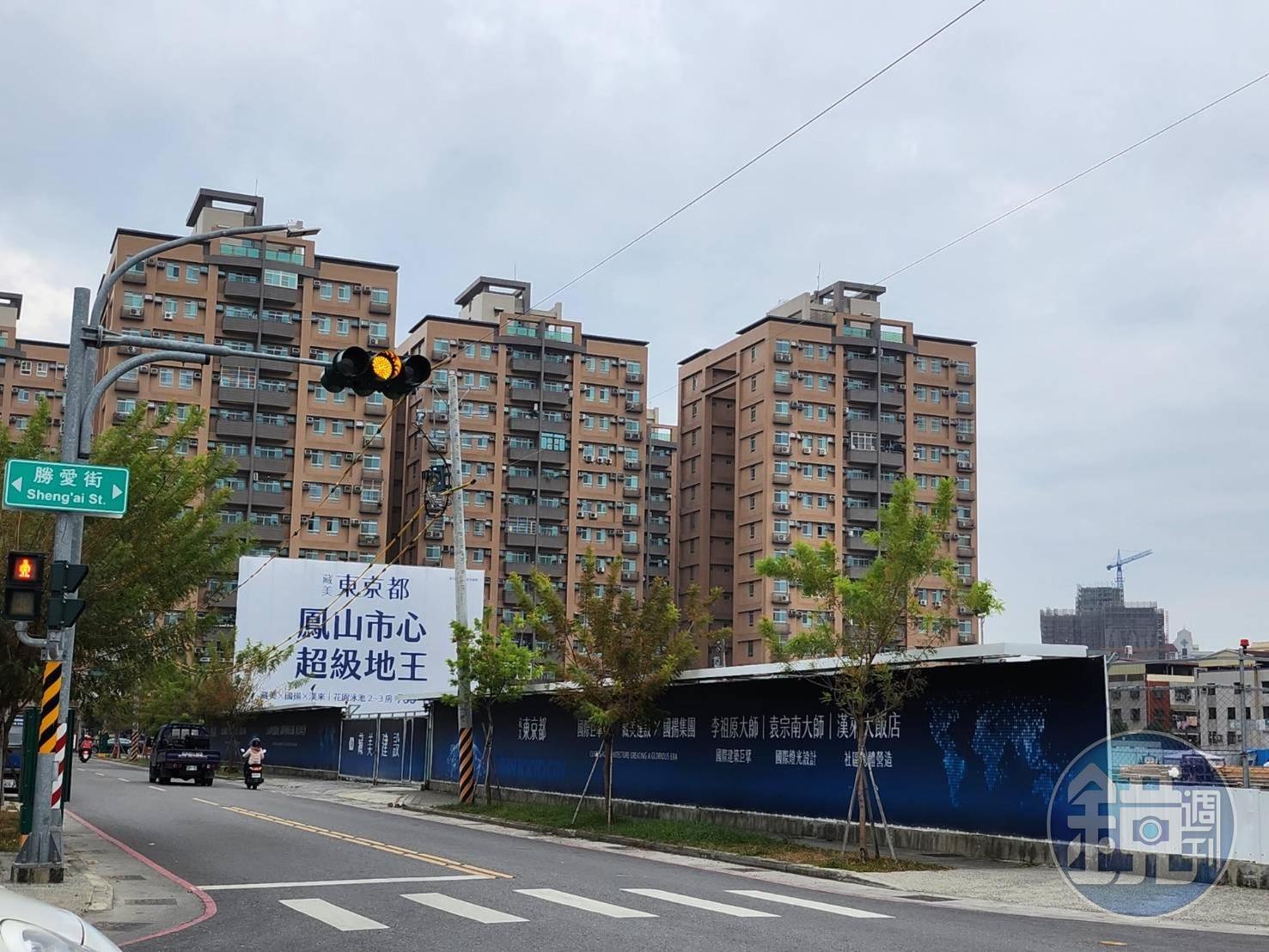 藏美東京都基地位於93期重劃區內的正核心地帶，正對鳳山共同市場。