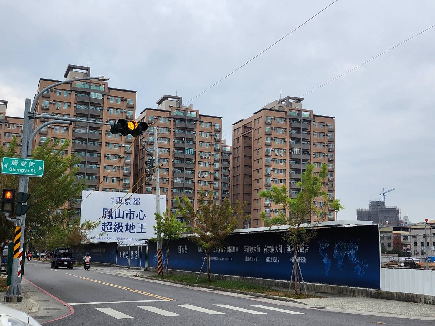 藏美東京都基地位於93期重劃區內的正核心地帶，正對鳳山共同市場。
