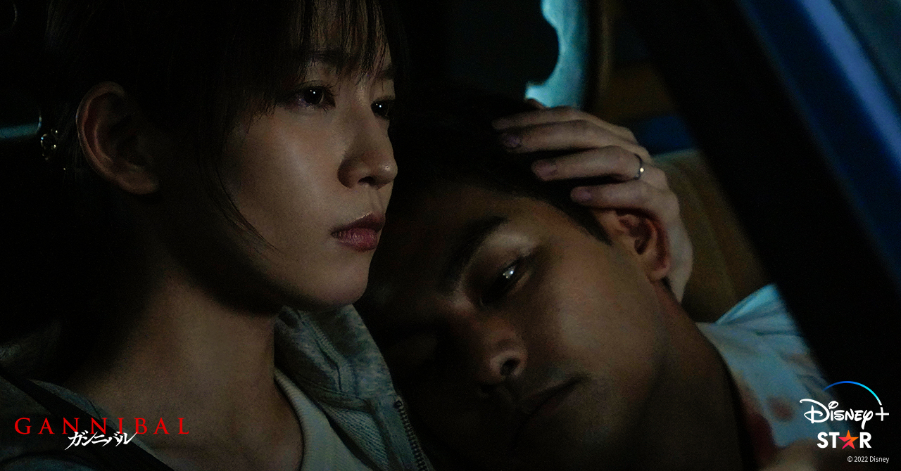 柳樂優彌（右）在《噬亡村》（Gannibal）和吉岡里帆飾演夫妻。（翻攝自Disney+日本官方Twitter）