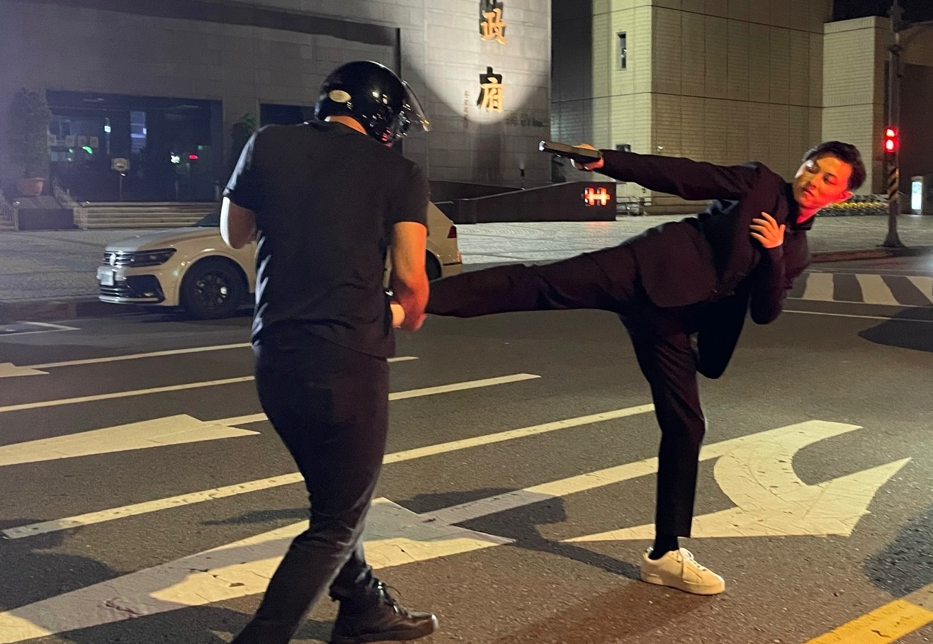 王子（右）被安排2個月動作訓練，要在電影《山中森林》中展露拳腳功夫。（喜鵲娛樂提供）