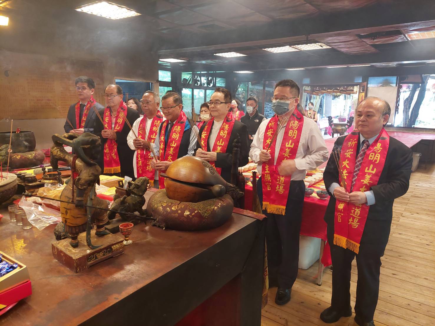 蔣萬安競選團隊選前點七星燈祈福,祈求姜太公保佑順利當選。(姜太公道場提供)