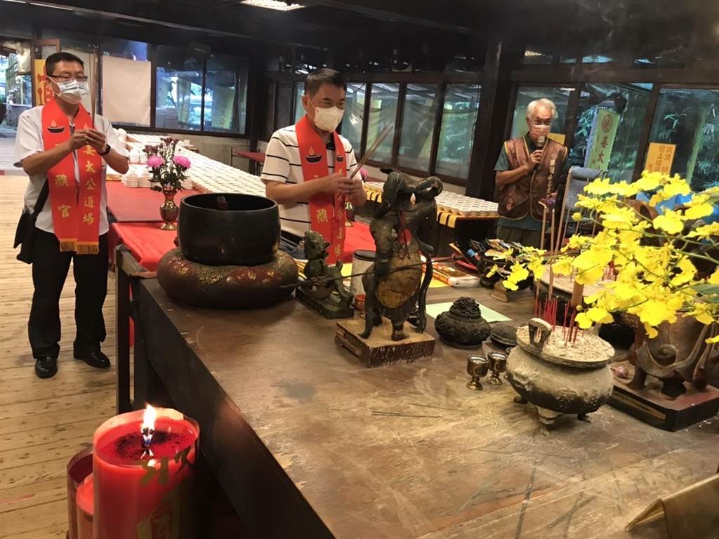 苗栗縣長鍾東錦參選前,曾赴陽明山向姜太公求卦並點七星燈祈福。(姜太公道場提供)
