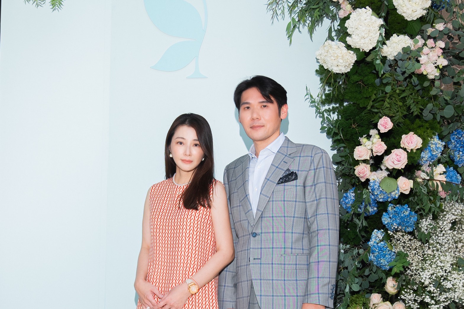 陳怡蓉（左）之前為老公（右）的診所開幕站台。（安珀提供）