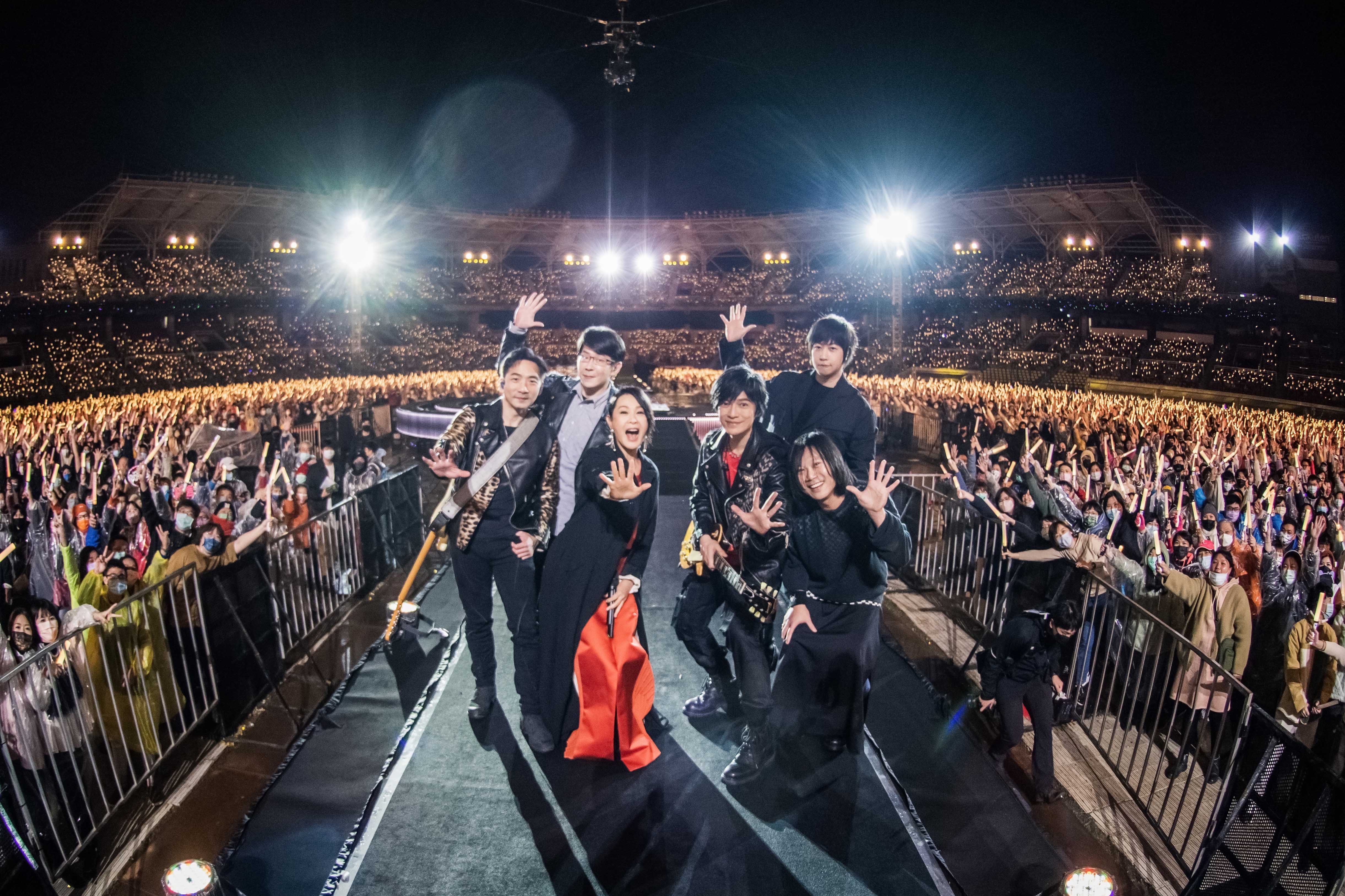 劉若英充當工作人員,五月天演唱會突失控。(相信音樂提供)