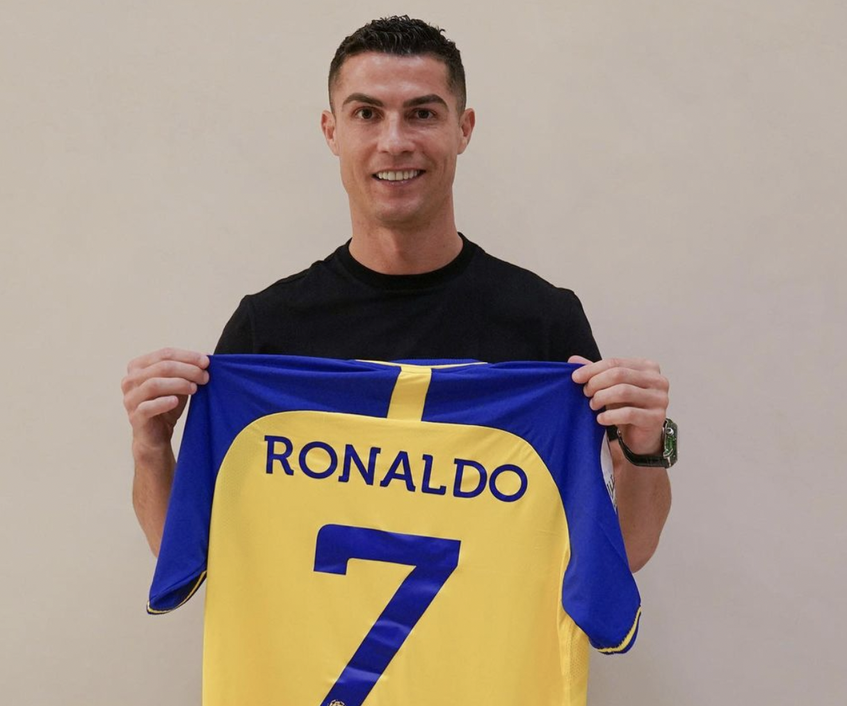C羅拿著自己新的7號球衣，笑得相當開心。（翻攝IG＠cristiano）