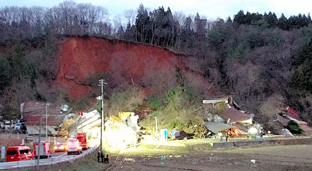 日本山形縣鶴岡市31日凌晨發生山崩，10棟建築物遭捲入倒塌，目前仍有2人下落不明。（翻攝推特@livedoornews）